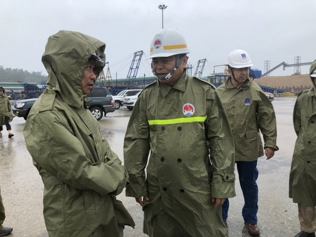 Đoàn công tác Ban Chỉ đạo tiền phương kiểm tra tình hình ứng phó bão số 4 tại Khu Kinh tế Dung Quất - Ảnh 3.