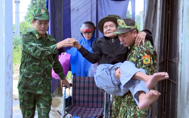 Quảng Nam: Người già, trẻ em, người đau ốm được đưa đến nơi trú ẩn an toàn - Ảnh 5.