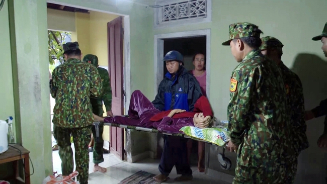 Quảng Nam: Người già, trẻ em, người đau ốm được đưa đến nơi trú ẩn an toàn - Ảnh 7.