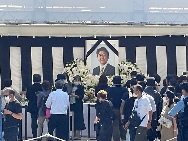 Nhân dân Nhật Bản tiễn biệt cố Thủ tướng Abe Shinzo - Ảnh 1.