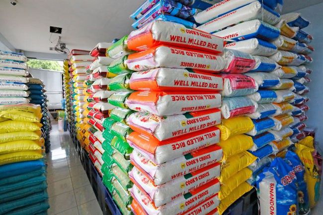 Bão Noru tàn phá mùa màng - Philippines tính sớm nhập khẩu thêm gạo - Ảnh 1.