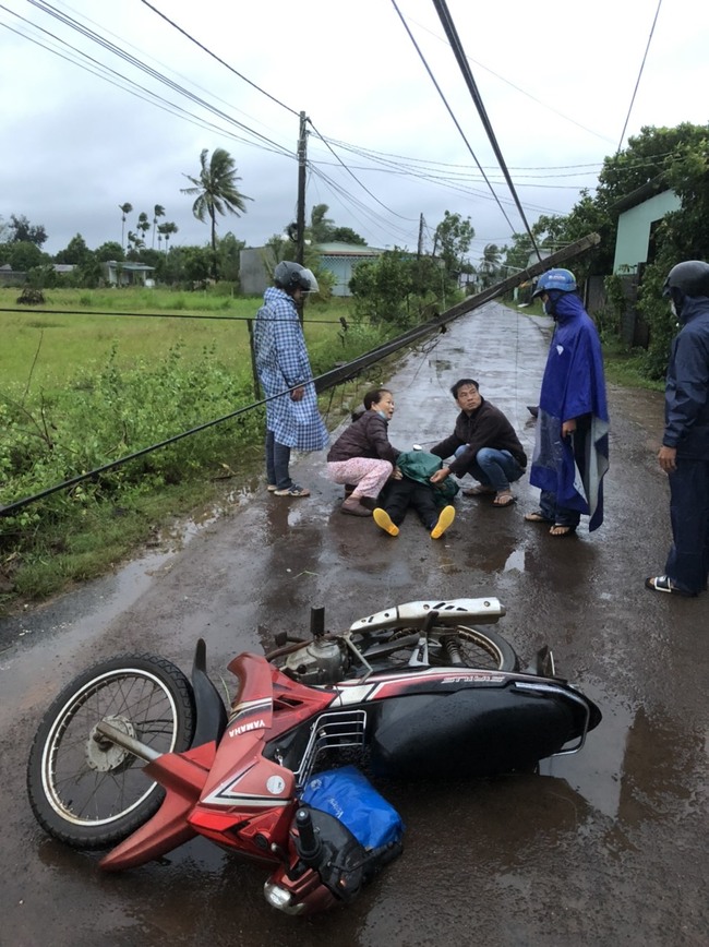 Gia Lai: Một phụ nữ tử vong vì tông xe máy vào cột điện đổ do Bão số 4 - Ảnh 1.