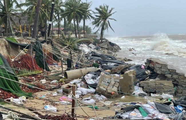 Hàng quán ven biển Cửa Đại, Hội An trước nguy cơ sập đổ sau bão số 4 - Ảnh 1.