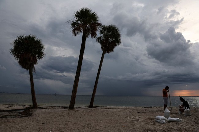 Siêu bão với sức gió lên tới gần 250km/giờ đổ bộ vào Florida, Mỹ - Ảnh 1.