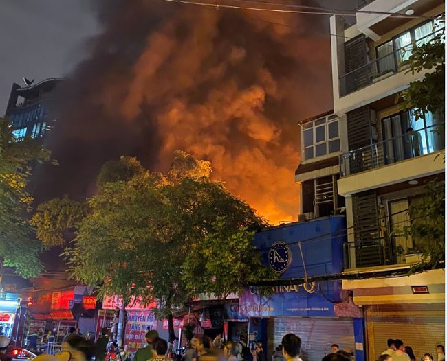 Cháy lớn đêm 29/9 trên phố Nhân Hoà, Thanh Xuân, Hà Nội - Ảnh 1.