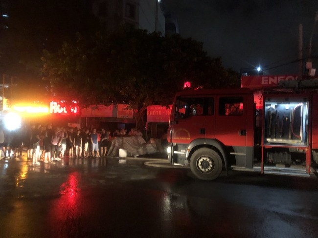 Cháy lớn đêm 29/9 trên phố Nhân Hoà, Thanh Xuân, Hà Nội - Ảnh 11.