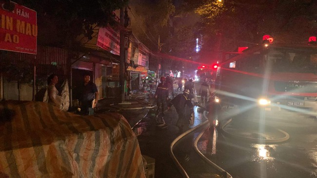 Cháy lớn đêm 29/9 trên phố Nhân Hoà, Thanh Xuân, Hà Nội - Ảnh 3.