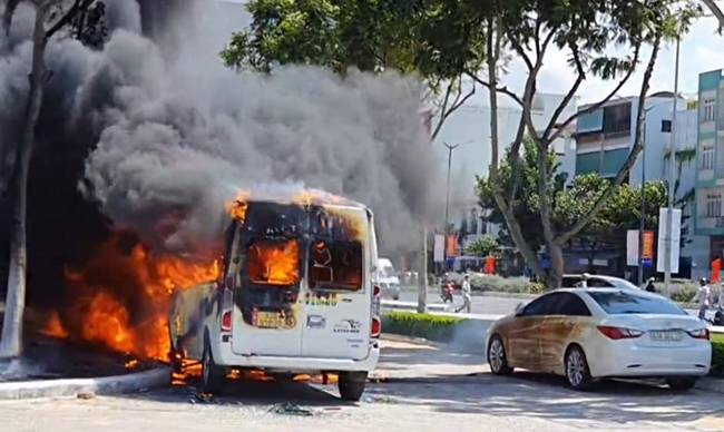 Đà Nẵng: Nắng nóng 2 xe ô tô 16 chỗ bốc cháy giữa bãi xe - Ảnh 1.