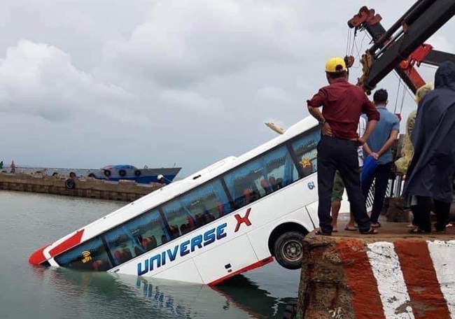Phú Quốc: Xe khách rớt xuống biển khi xuống phà để về đất liền - Ảnh 1.