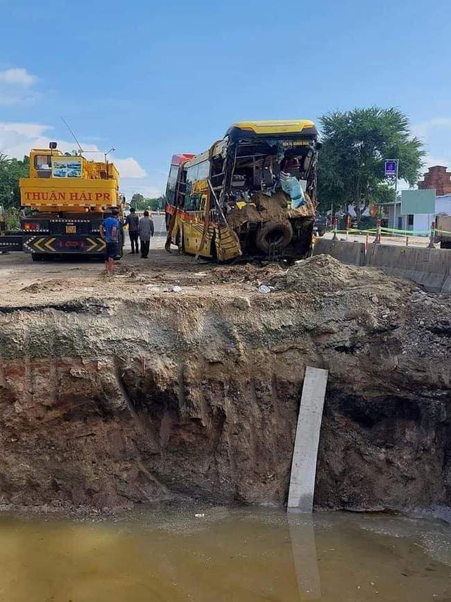 Xe khách chở 33 người lao xuống công trình đang thi công ở Ninh Thuận - Ảnh 2.