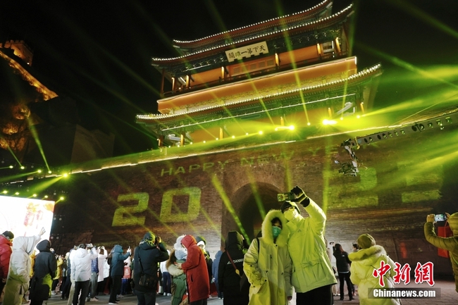 Người dân Trung Quốc tưng bừng chào đón Năm mới 2023 bất chấp dịch bệnh - Ảnh 5.