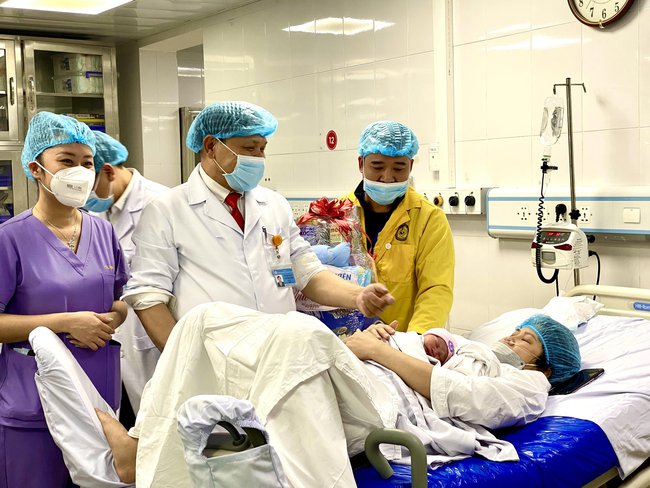 Cháu bé đầu tiên chào đời năm 2023 tại Bệnh viện Phụ sản Trung ương - Ảnh 1.