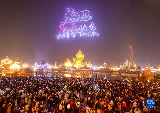 Người dân Trung Quốc tưng bừng chào đón Năm mới 2023 bất chấp dịch bệnh - Ảnh 10.