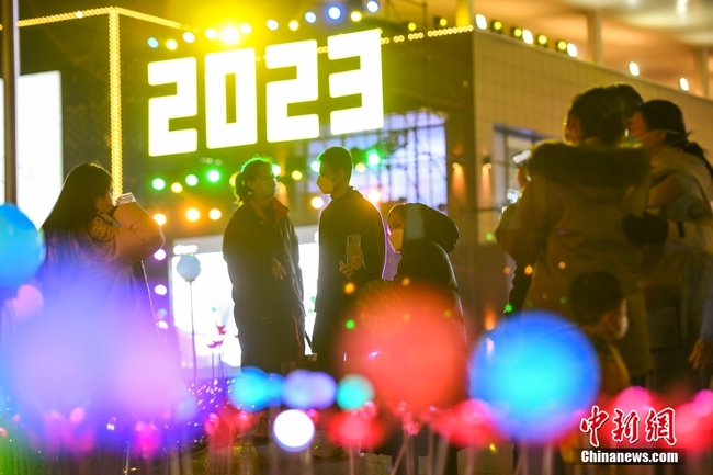 Người dân Trung Quốc tưng bừng chào đón Năm mới 2023 bất chấp dịch bệnh - Ảnh 7.