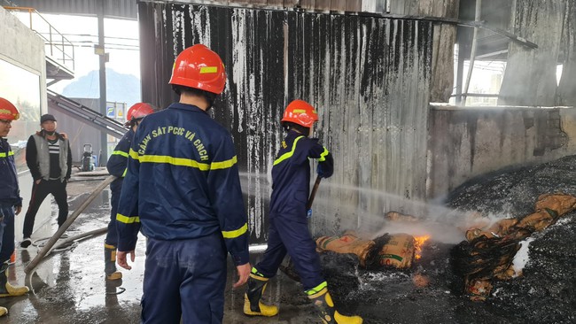 Quảng Ninh: Cháy lớn tại Cụm công nghiệp Cẩm Thịnh - Ảnh 2.
