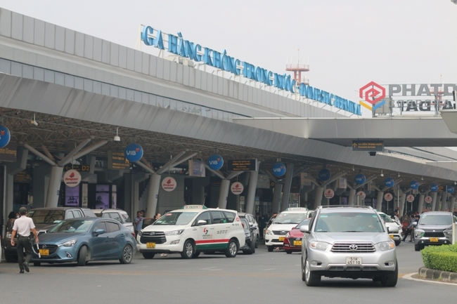 TP.HCM lập bãi đỗ miễn phí cho taxi, xe công nghệ hoạt động tại sân bay - Ảnh 1.