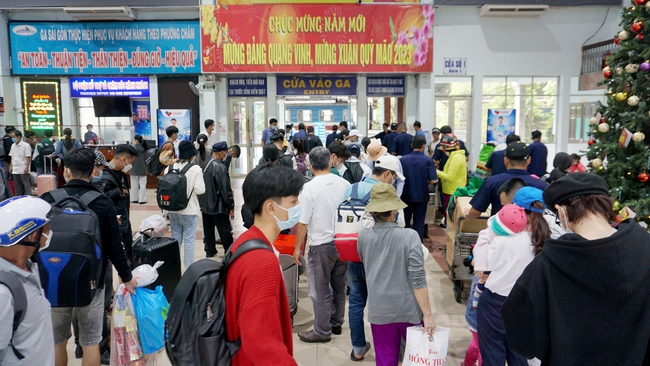 Ga Sài Gòn vào cao điểm, nhiều hành khách đến trước giờ tàu chạy hai tiếng - Ảnh 8.