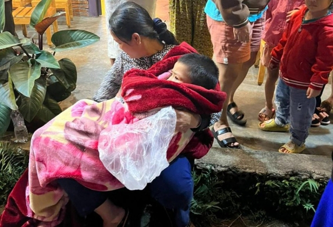 Giải cứu bé trai 8 tuổi ở Đắk Lắk rơi xuống giếng bỏ hoang - Ảnh 2.