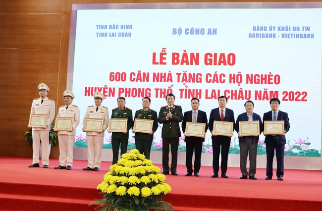 600 hộ nghèo tỉnh Lai Châu nhận nhà mới trước Tết Nguyên đán - Ảnh 3.