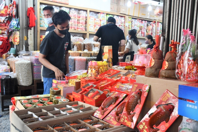 Rộn rã chợ Tết nguyên đán 2023 tại Indonesia - Ảnh 18.