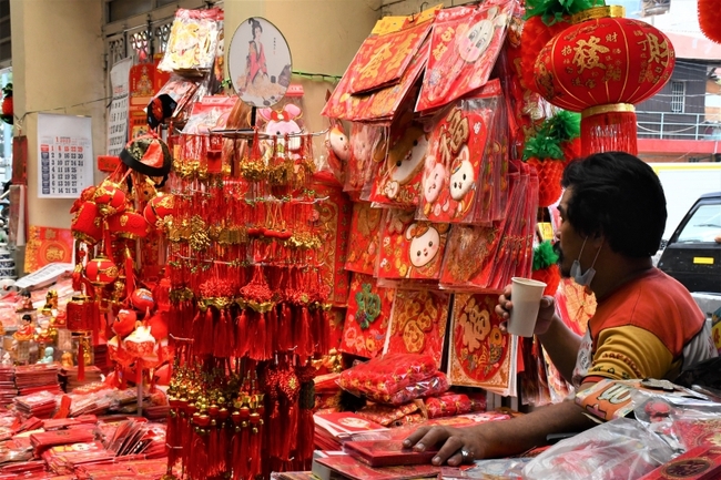 Rộn rã chợ Tết nguyên đán 2023 tại Indonesia - Ảnh 3.