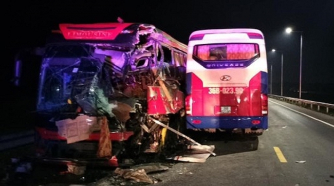 Quảng Ngãi: Tai nạn giao thông nghiêm trọng, 1 người chết và 26 người bị thương - Ảnh 2.