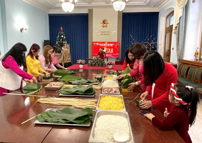 Đại sứ quán Việt Nam tại LB Nga gói bánh chưng đón Tết Quý Mão - Ảnh 2.