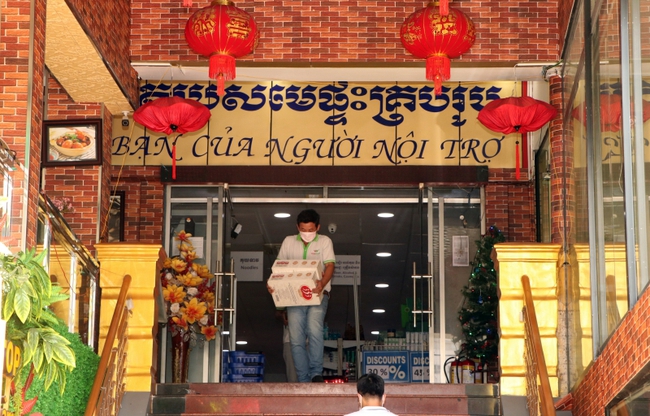Nhộn nhịp thị trường Tết Việt tại Campuchia - Ảnh 4.