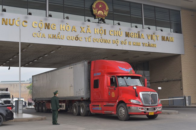 Hàng hóa nhộn nhịp qua cửa khẩu Lào Cai ngày đầu năm mới - Ảnh 2.