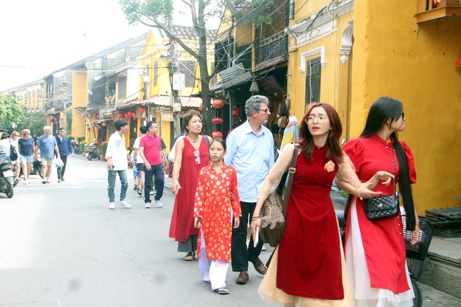 Phố cổ Hội An (Quảng Nam): Mỗi ngày đón hơn 40 ngàn lượt khách du Xuân - Ảnh 2.