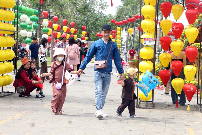 Phố cổ Hội An (Quảng Nam): Mỗi ngày đón hơn 40 ngàn lượt khách du Xuân - Ảnh 7.
