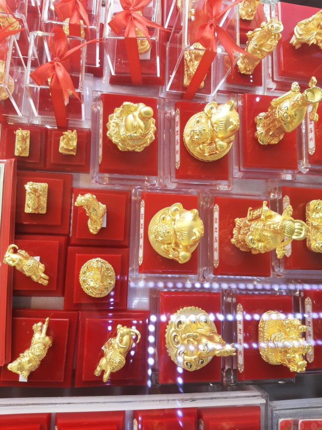 TP.HCM: Nhiều người dân bắt đầu mua vàng cho ngày Vía Thần Tài - Ảnh 2.