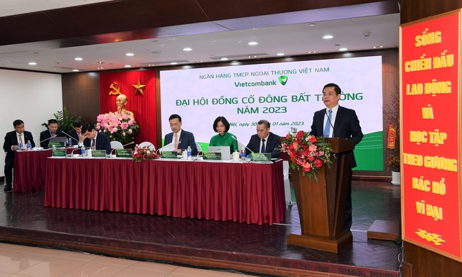 Đại hội đồng cổ đông bất thường năm 2023 của Vietcombank đã bầu bổ sung 1 Thành viên HĐQT và thông qua kế hoạch tăng vốn - Ảnh 4.