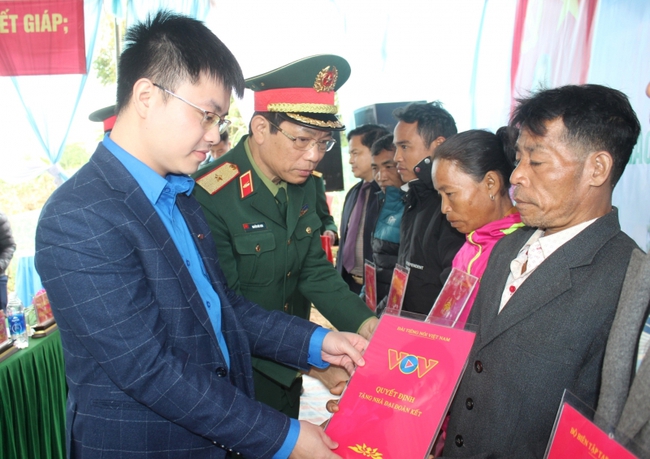 VOV phối hợp trao tặng 5 nhà Đại đoàn kết tại Quảng Trị - Ảnh 1.