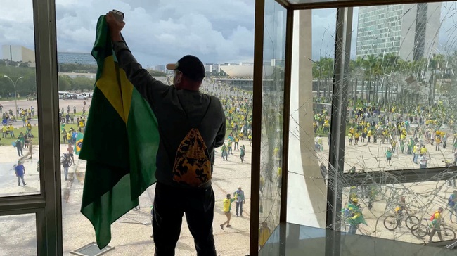 Cảnh sát Brazil lập lại trật tự tại thủ đô Brasilia, bắt giữ ít nhất 300 đối tượng - Ảnh 1.