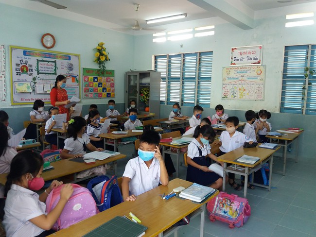 Một trường tiểu học ở Khánh Hòa phải trả lại tiền mua tivi cho phụ huynh - Ảnh 1.