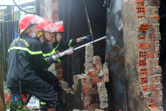 Tin thêm về vụ cháy kho chứa hàng tại thành phố Tam Kỳ (Quảng Nam) - Ảnh 1.