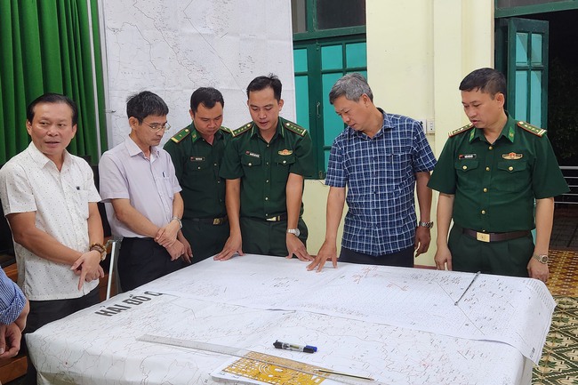 Quảng Nam đề nghị tàu Cảnh sát biển tiếp nhận 78 thuyền viên 2 tàu cá bị nạn - Ảnh 1.