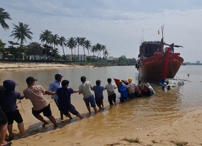 Quảng Bình cấm biển, 2 ngư dân vẫn ra khơi và bị chìm thuyền - Ảnh 2.