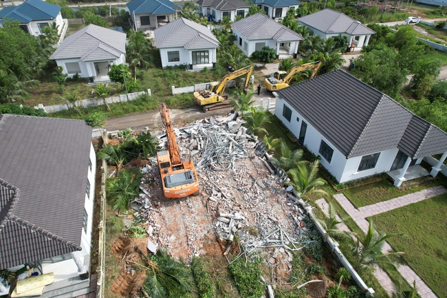 Kiên Giang: Sẽ tiếp tục xử lý, cưỡng chế thêm 30 trường hợp trong khu vực 79 căn biệt thự xây dựng trái phép ở Phú Quốc - Ảnh 1.