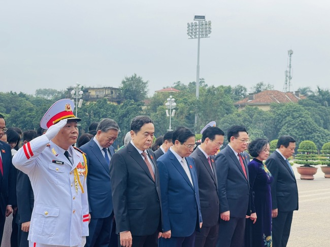 Đại biểu Quốc hội vào lăng viếng Chủ tịch Hồ Chí Minh trước giờ khai mạc Kỳ họp thứ 6 - Ảnh 2.