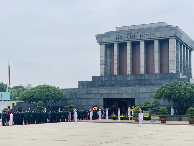 Đại biểu Quốc hội vào lăng viếng Chủ tịch Hồ Chí Minh trước giờ khai mạc Kỳ họp thứ 6 - Ảnh 3.