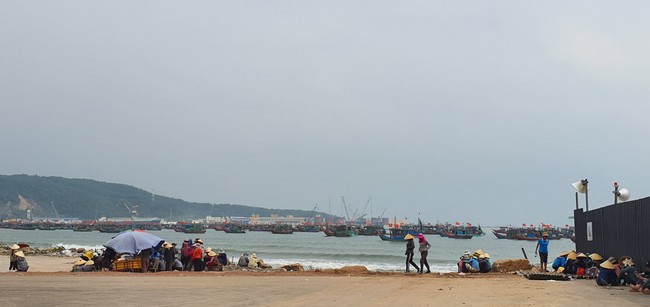 Vụ cảng Long Sơn ở Thanh Hóa: Khám xét chỗ ở người cầm đầu, lôi kéo - Ảnh 2.