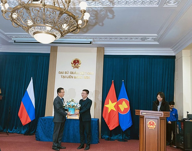 Đại sứ Việt Nam tại Nga nhận Kỉ niệm chương “Vì thế hệ trẻ” - Ảnh 1.