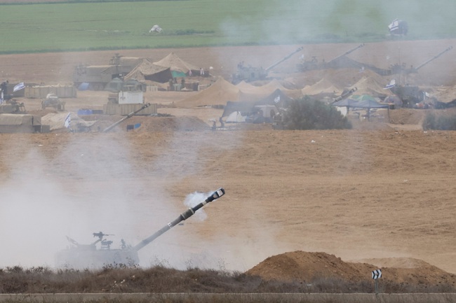 Xe tăng Israel chia cắt dải Gaza, hơn 600 mục tiêu của Hamas bị phá hủy - Ảnh 1.