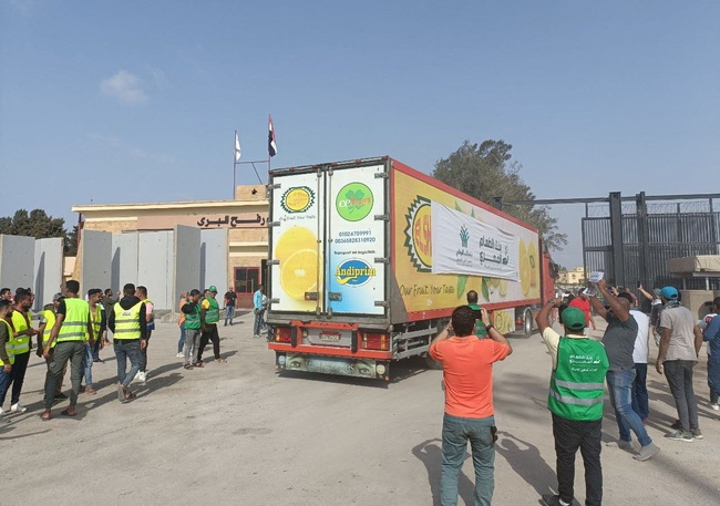 Xung đột Hamas- Israel: Đoàn xe cứu trợ quy mô lớn tiến vào Dải Gaza - Ảnh 1.