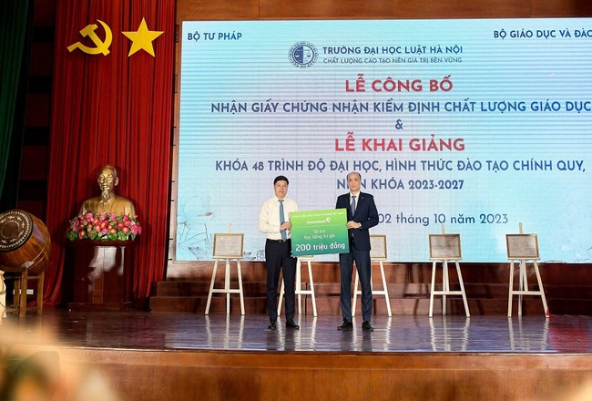 Vietcombank trao tặng học bổng trị giá 200 triệu đồng cho sinh viên Đại học Luật Hà Nội - Ảnh 3.
