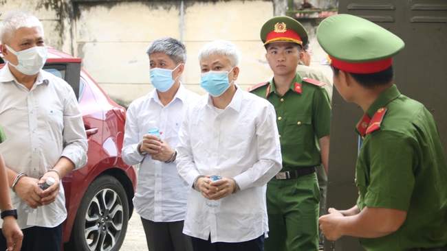 Cựu Giám đốc Sở LĐ-TB&XH Bình Dương Lê Minh Quốc Cường hầu tòa - Ảnh 1.