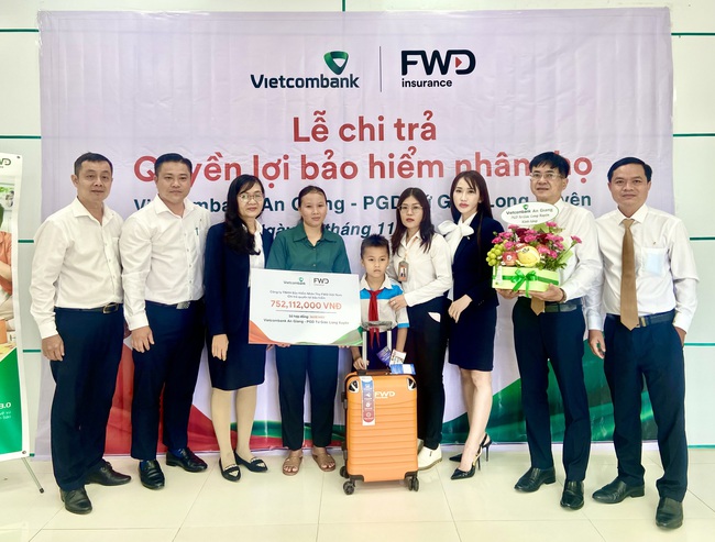 Vietcombank An Giang chi trả quyền lợi bảo hiểm trên 750 triệu đồng cho khách hàng - Ảnh 1.