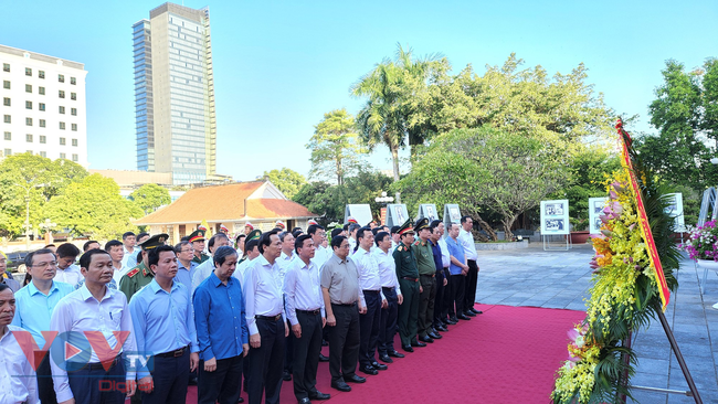 Thủ tướng Chính phủ Phạm Minh Chính dâng hoa, dâng hương tưởng niệm Chủ tịch Hồ Chí Minh tại Thanh Hoá- Ảnh 2.
